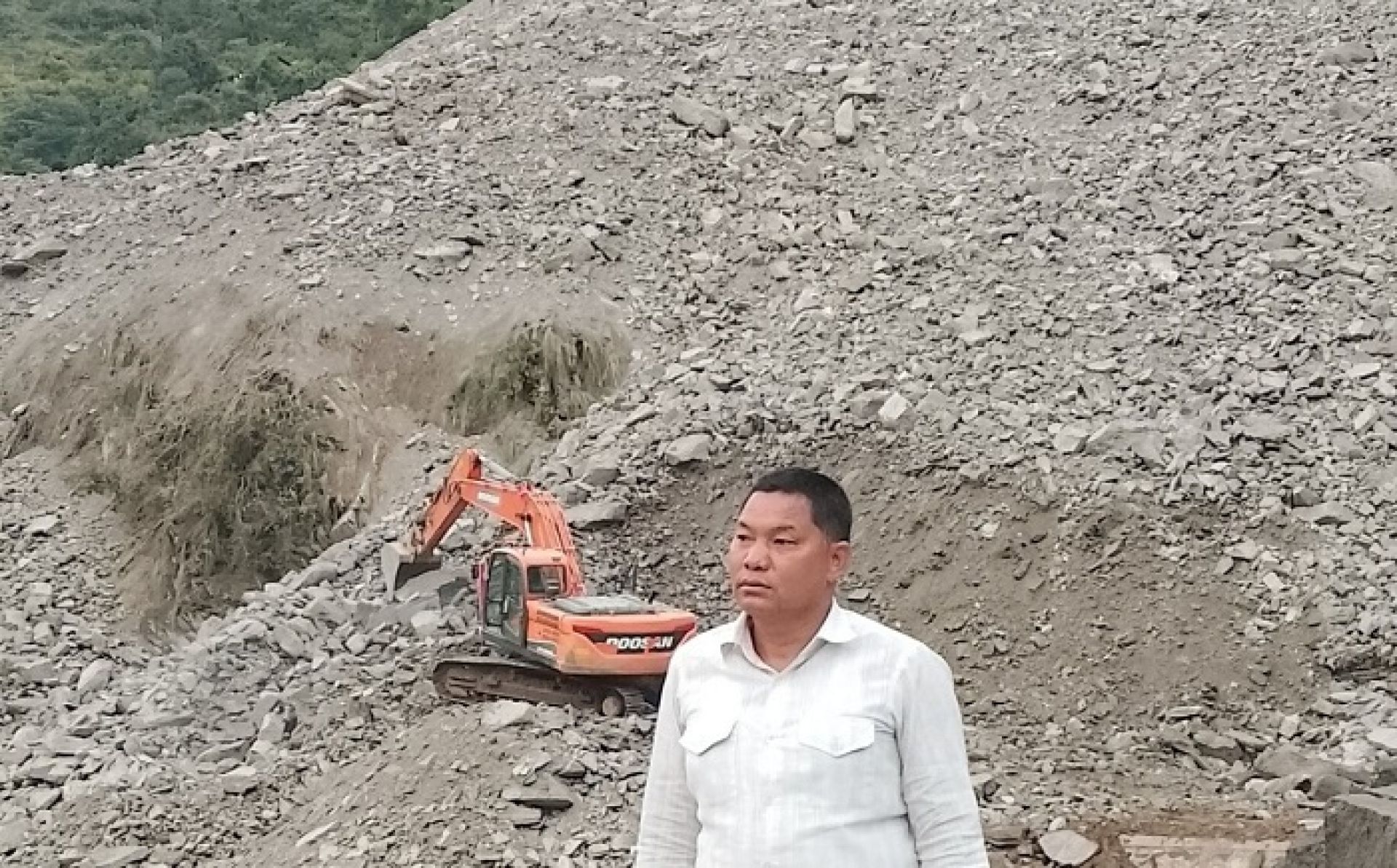 बिपी राजमार्गमा पहिरो हटाउने काम सुरु, मौसमले साथ दिए आजैबाट सडक सुचारु हुने